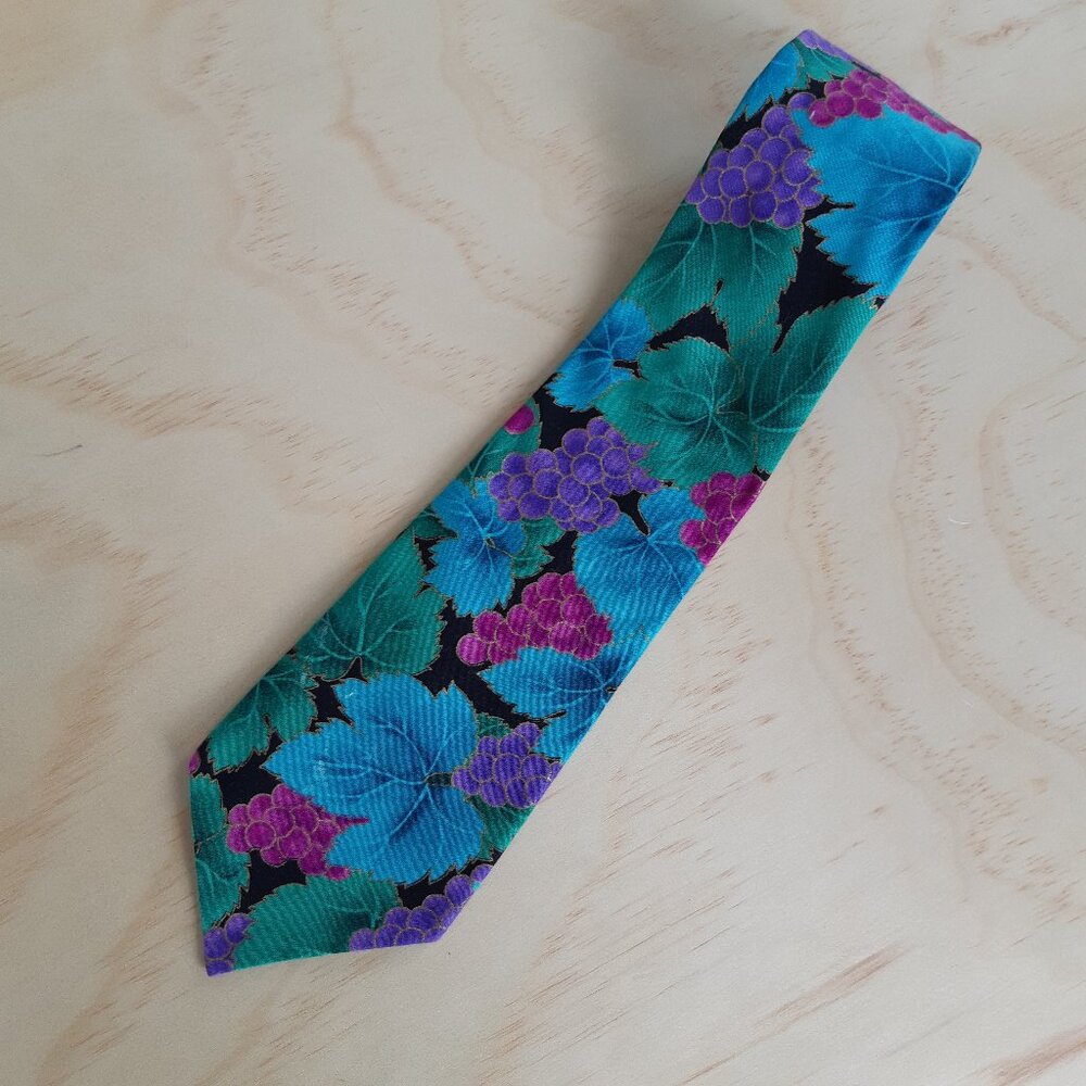 Grape design tie